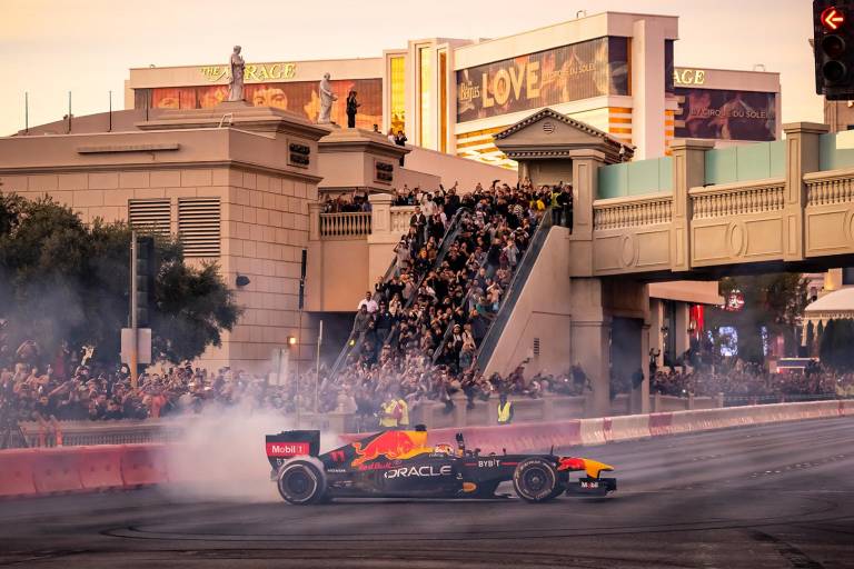 VIDEO: Checo Pérez ofrece show en las calles de Las Vegas con su monoplaza de F1
