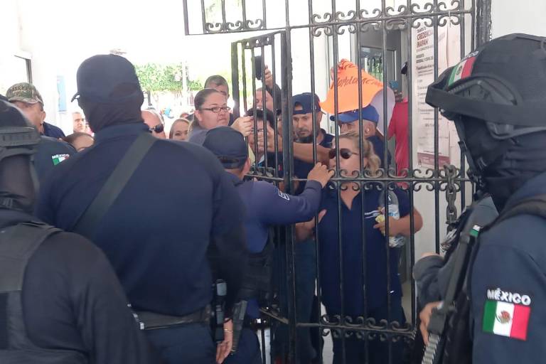 Protestan en Escuinapa policías jubilados y los quitan con gas lacrimógeno