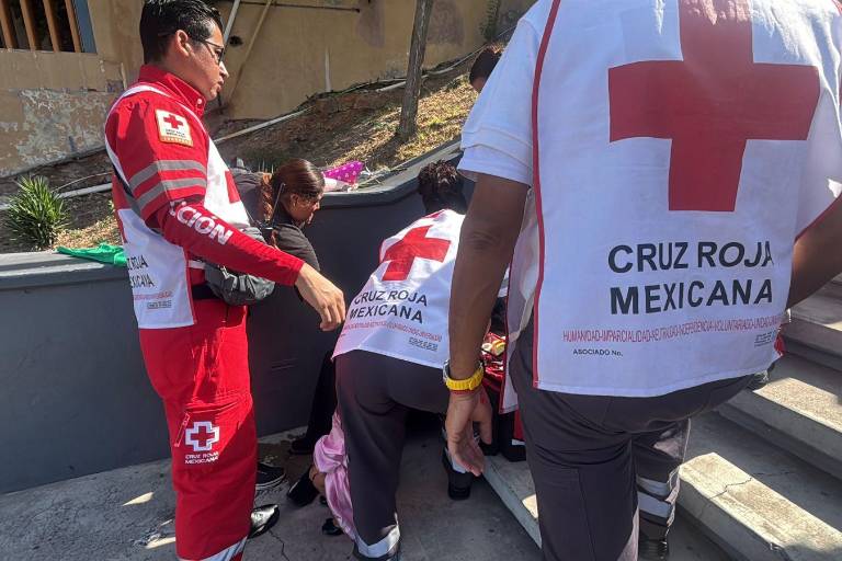 Atienden paramédicos a mujer en las escaleras de La Lomita