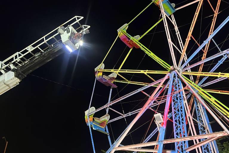Personal de Protección Civil y Bomberos realizó el rescate de usuarios varados en la rueda de la fortuna del Parque Culiacán 87.
