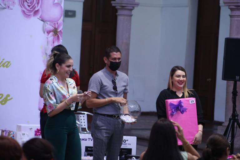 Felicitan a las mamás del Isic