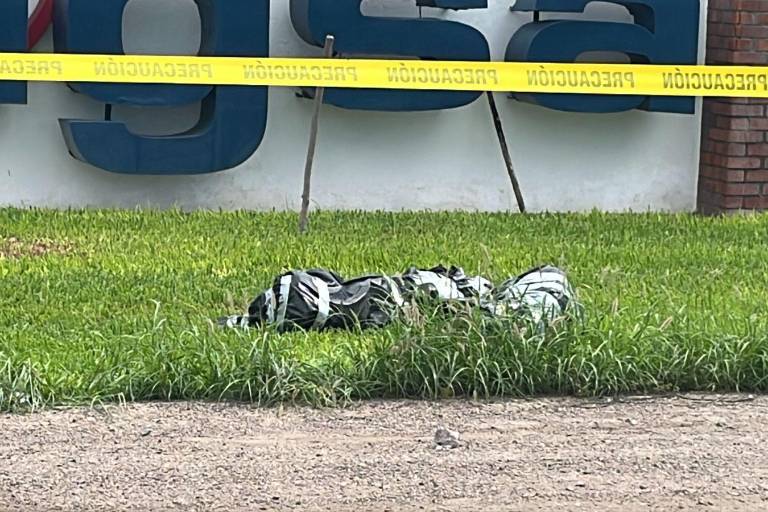 Encuentran dos cuerpos embolsados en la carretera “La 20”, en Culiacán