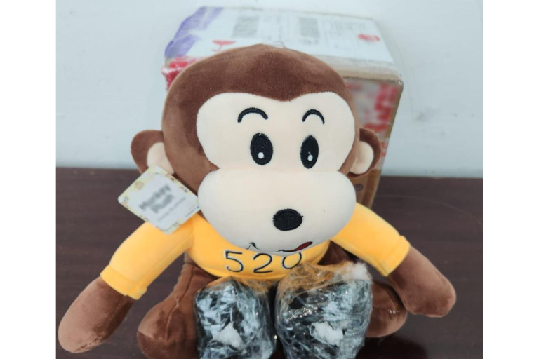 Aseguran simio de peluche relleno con cristal en Tijuana