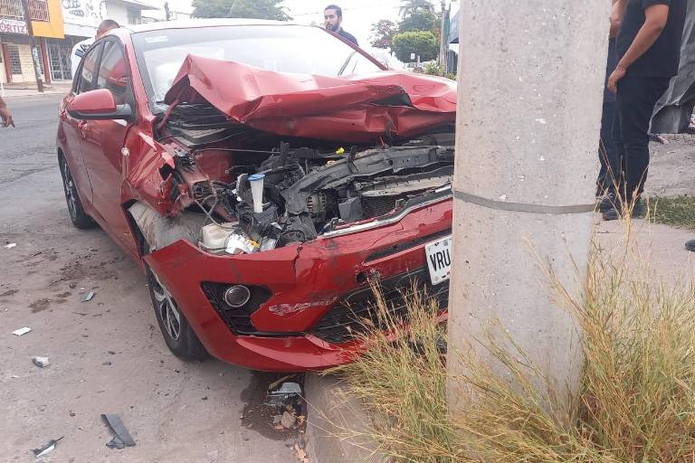 Choca por detrás a camioneta y termina estampado en un poste en Los Mochis