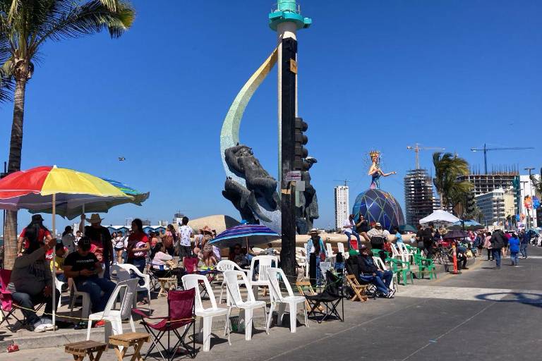 Llegan miles de personas al paseo costero para ver el primer desfile del Carnaval