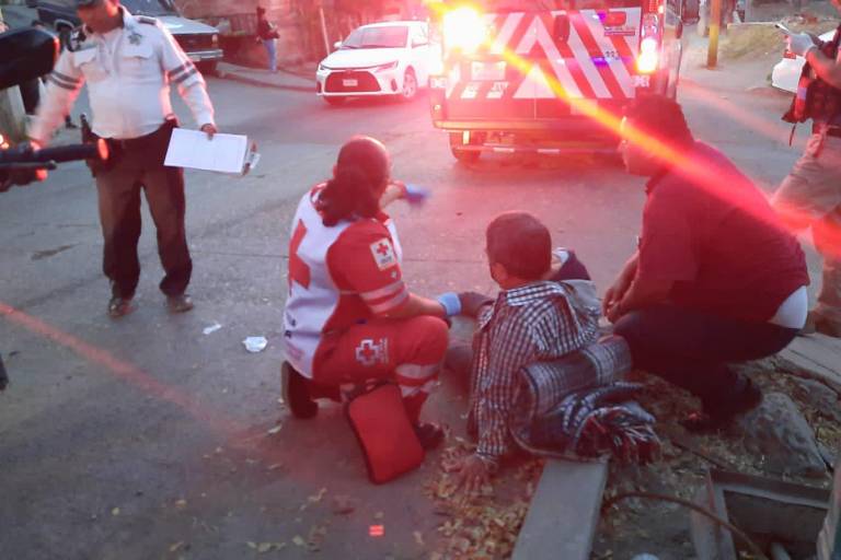 Derrapa adulto mayor en su moto, en Culiacán