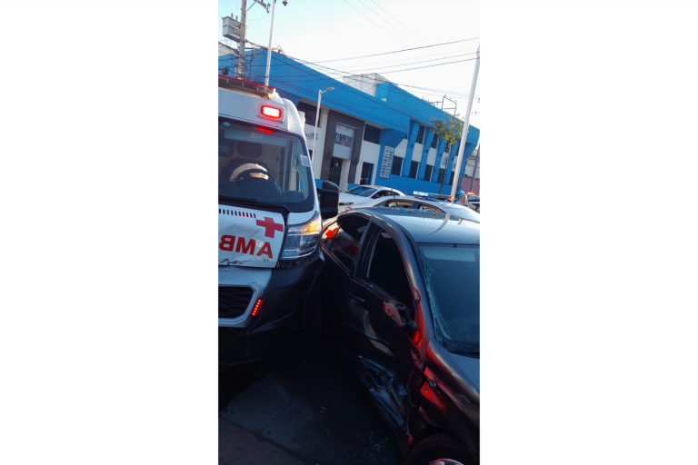 Chocan contra ambulancia en Culiacán; dos paramédicos heridos