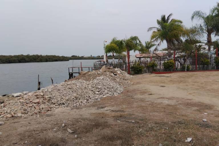 Relleno amenaza manglar del estero de la Rafael Buelna, en Mazatlán