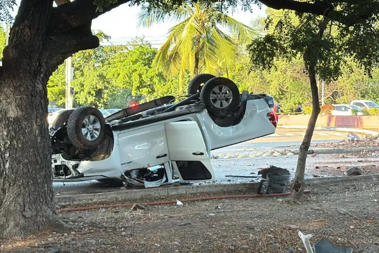 Persecución y balacera dejan a un policía y mujer heridos en Las Quintas, Culiacán