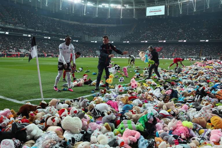 Aficionados del Besiktas detienen juego para arrojar ropa, muñecos y peluches a damnificados por terremoto