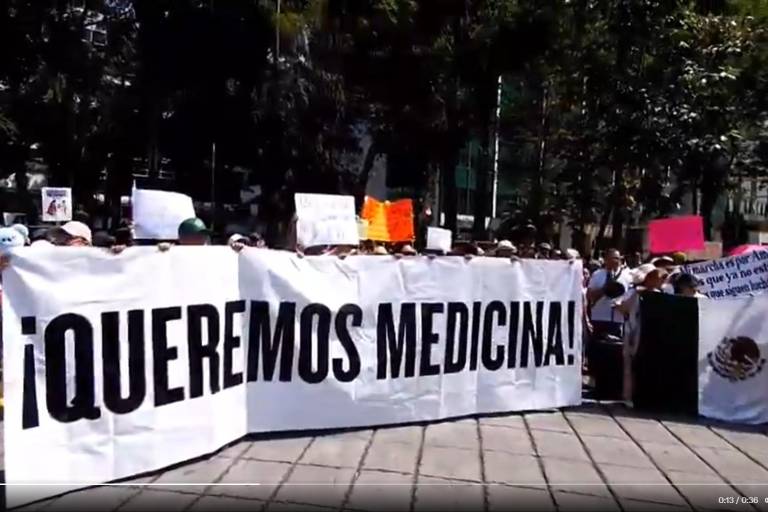 Sheinbaum descalifica marcha para exigir medicinas; asociación pide que Presidenta se disculpe por mentir