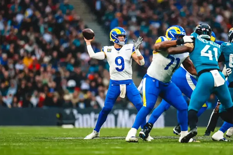 Rams aplastan a Jaguars en Wembley con cinco pases de touchdown de Stafford