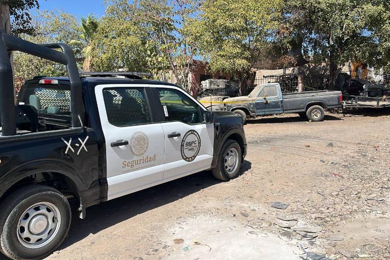 El hombre se encontraba dentro de un taller mecánico.