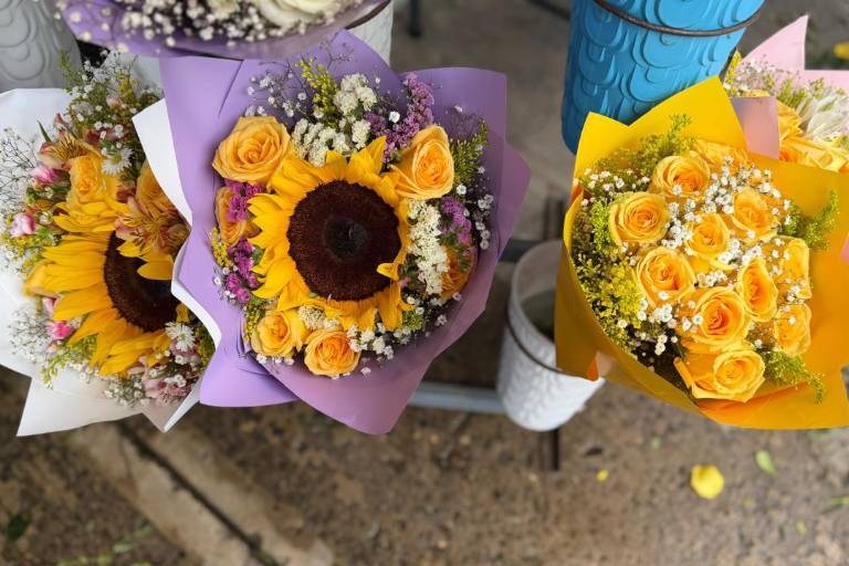 Comerciantes del Mercado de las Flores de Mazatlán ofrecen distintos arreglos amarillos ante la celebración del 21 de septiembre.
