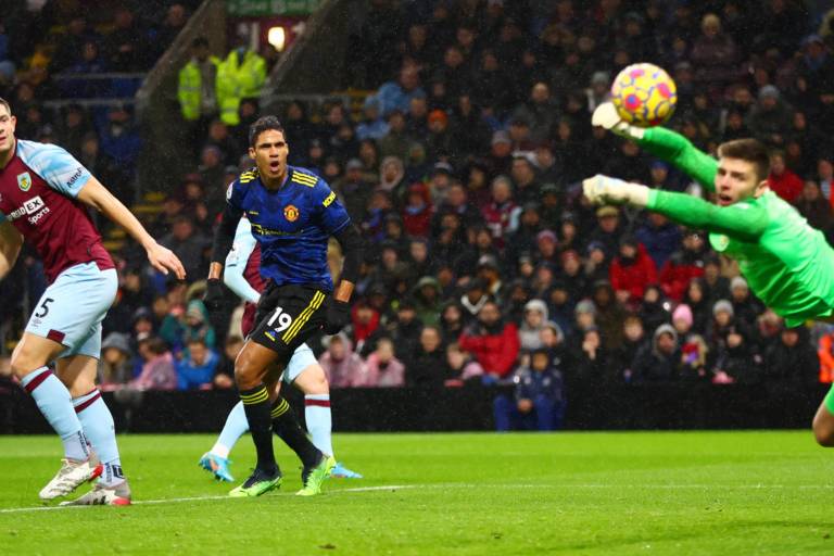 Manchester United no repunta al igualar con Burnley