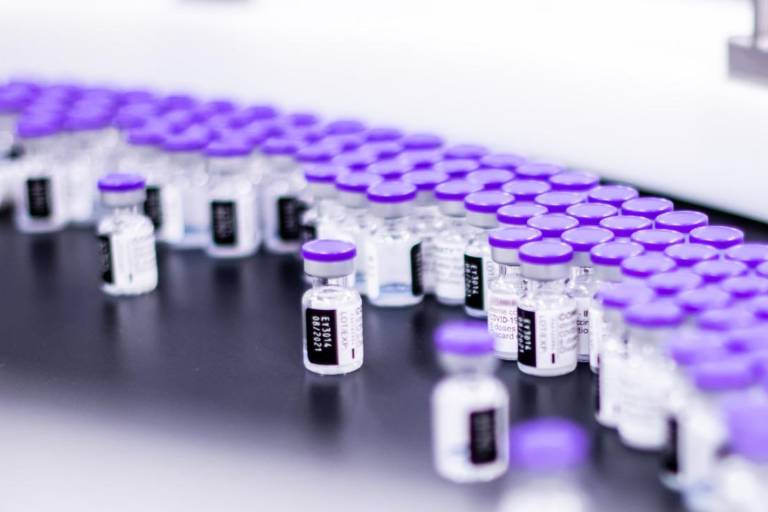 FDA autoriza refuerzo de vacunas contra Covid para todos los adultos de EU