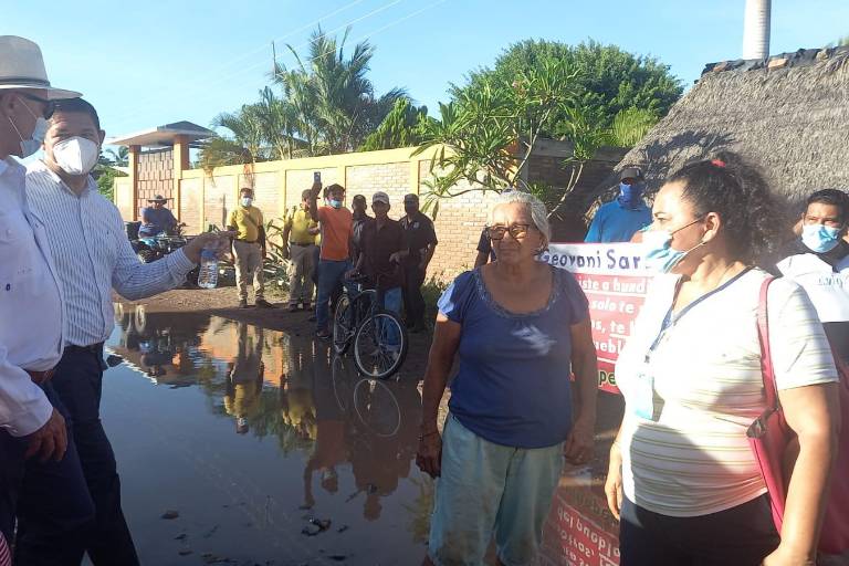 Lleva Quirino a La Concha promesas de soluciones a afectados por huracán Pamela