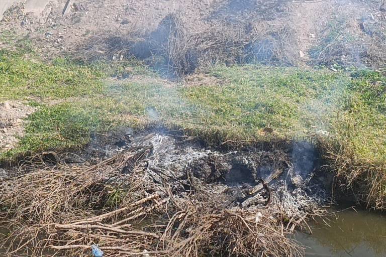 Quema de desechos de árboles y basura contamina el arroyo buñigas en Escuinapa