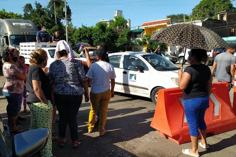 Luego de 30 horas sin luz, vecinos de la Colonia Gabriel Leyva toman la Avenida Emilio Barragán, en Mazatlán