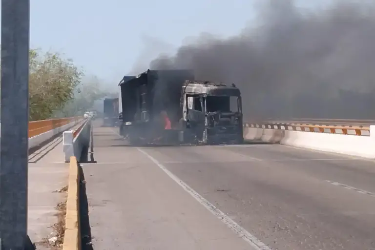 Durante el mediodía del domingo se registró un bloqueo carretero antes de llegar a Villa Unión.