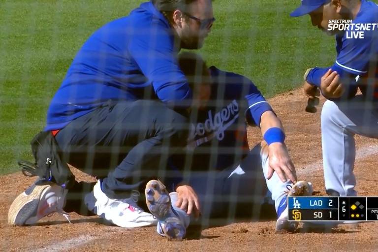 Gavin Lux debió ser retirado en un carrito por aparente lesión de rodilla