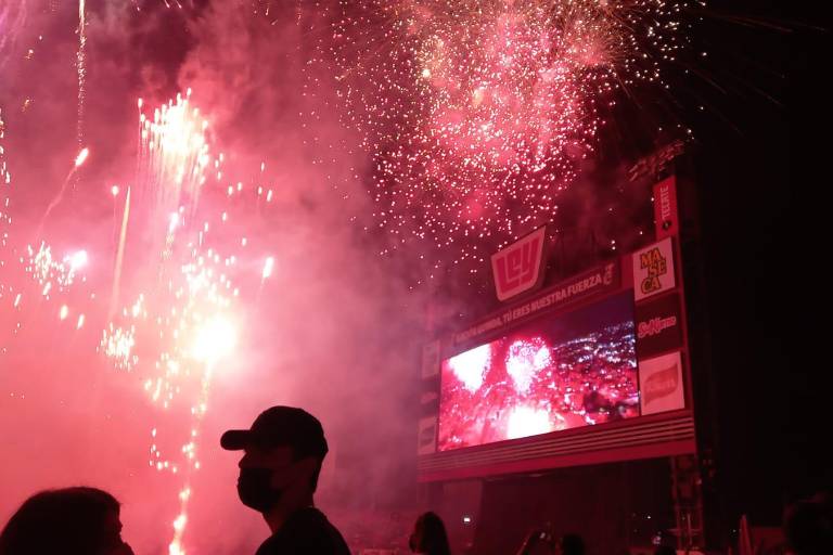 Tiene Tomateros de Culiacán espectacular reencuentro con su afición; hay música, láser, cohetes y drones