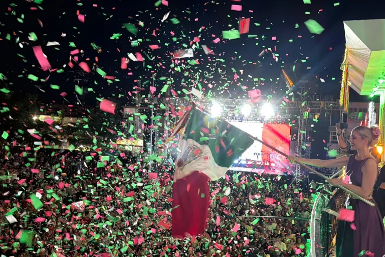 Estrella Palacios Domínguez encabezó la ceremonia del Grito de Independencia desde el balcón del Palacio Municipal,
