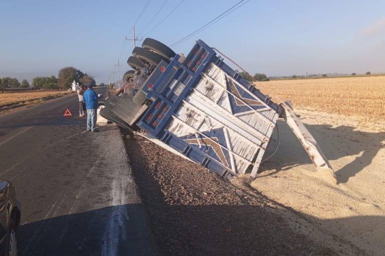 Vuelca tráiler cargado de maíz en carretera de Palos Blancos en Guasave