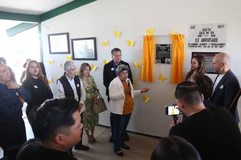 ‘El Macondo del Profe Cruz está con sus alumnos’