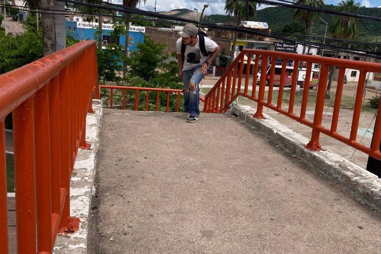 Cableado mal puesto sobre puente peatonal representa un riesgo en Urías