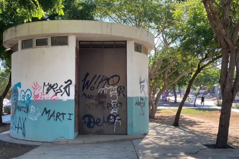 Edificios y estructuras del Parque Lineal muestran grafitis que deterioran la imagen del espacio recreativo.