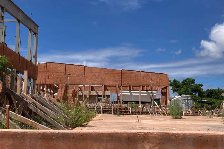 Cimientos con oxidación, monte crecido y materiales olvidados dejó la obra en pausa del Polideportivo ‘Marco Verde’