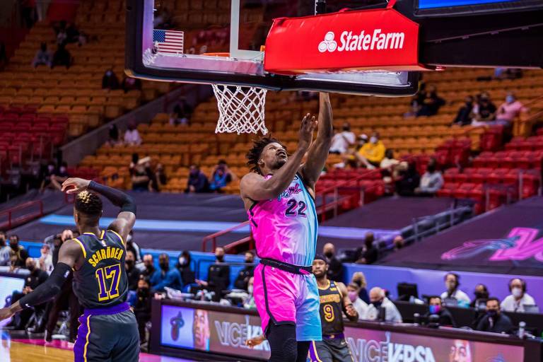 Jimmy Butler guía a Miami Heat a otra victoria sobre Los Ángeles Lakers