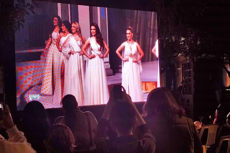 Mazatlecos se reúnen en la Plazuela Machado a ver la elección de la Reina de Carnaval y de los Juegos Florales