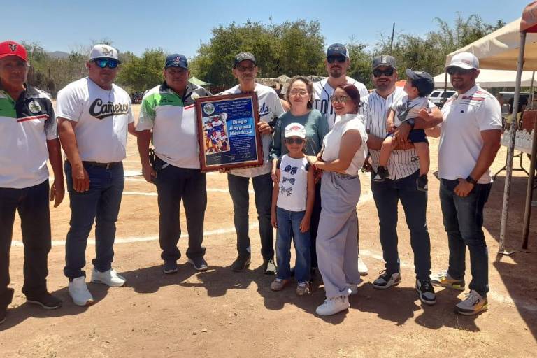 Reconocen a Diego Raygoza Mendoza su trayectoria en el beisbol