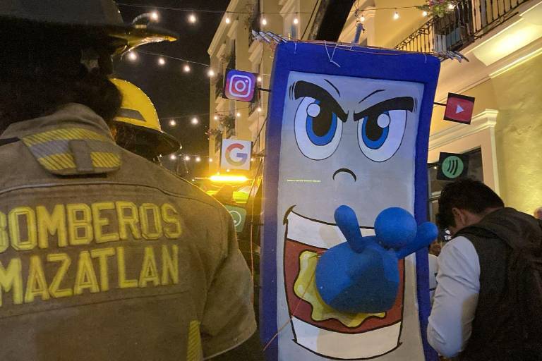 Llevan a la hoguera al monigote de la telefonía celular para que arda en Olas Altas