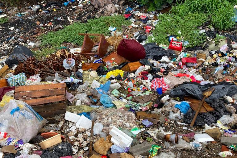 Permanece basura estancada a orillas del Estero del Infiernillo, en Mazatlán