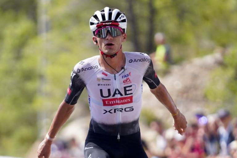 Isaac del Toro resiste en la general de la Vuelta a Burgos tras jornada histórica de Caruso