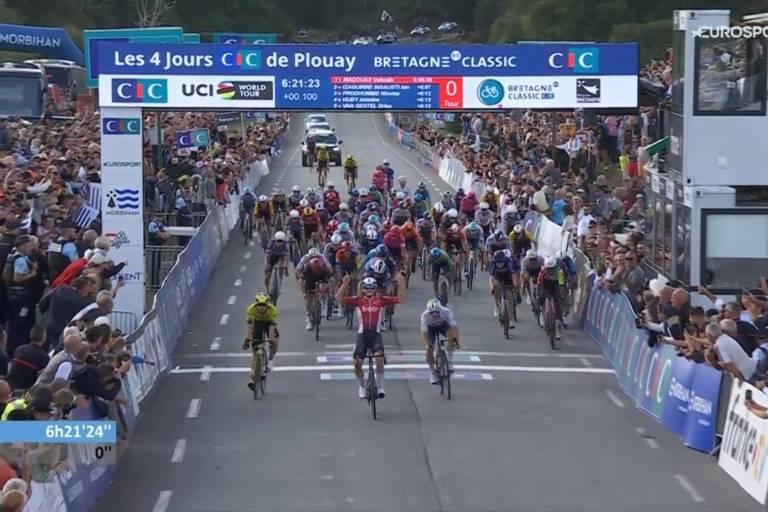 Isaac del Toro, valiente pero sin premio en la Clásica Bretaña 2025