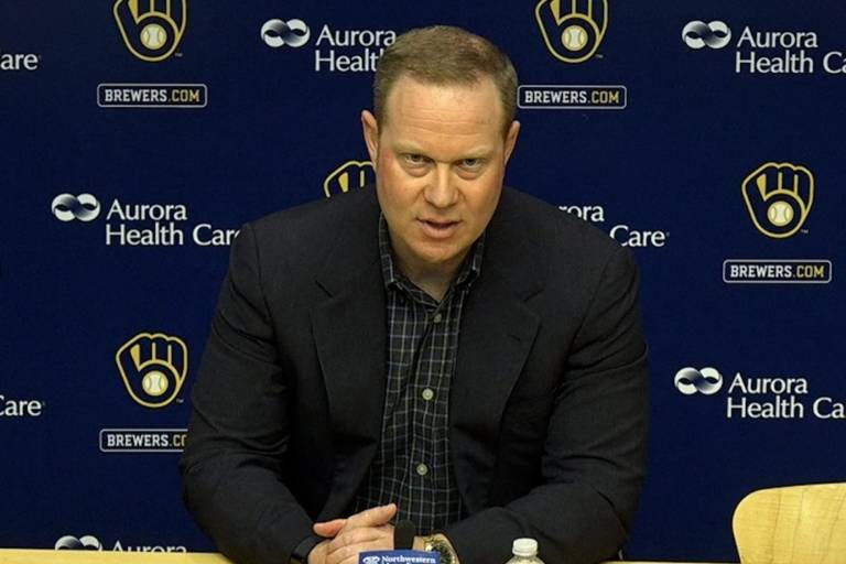 Matt Arnold, de los Cerveceros, es reconocido como el Ejecutivo del Año