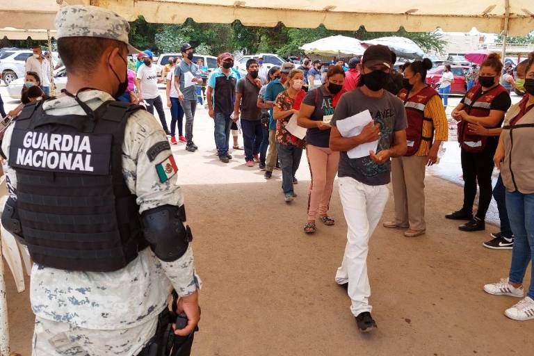 Jóvenes de Guasave acuden en masa a vacunarse y provocan aglomeraciones