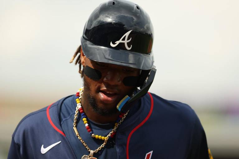 Acuña Jr. será examinado de la rodilla tras ser retirado de la alineación