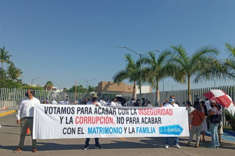 Manifestantes llegan al Congreso de Sinaloa donde hoy se vota el matrimonio igualitario