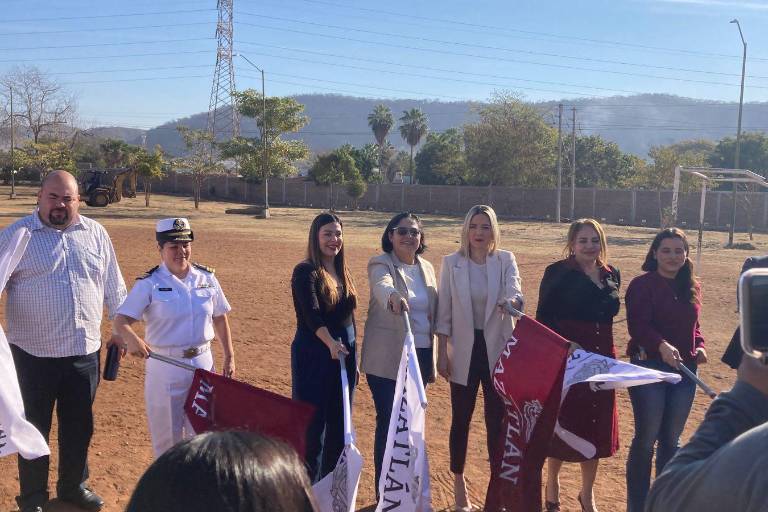 Dan banderazo de inicio de construcción de barda perimetral en escuela de Mazatlán