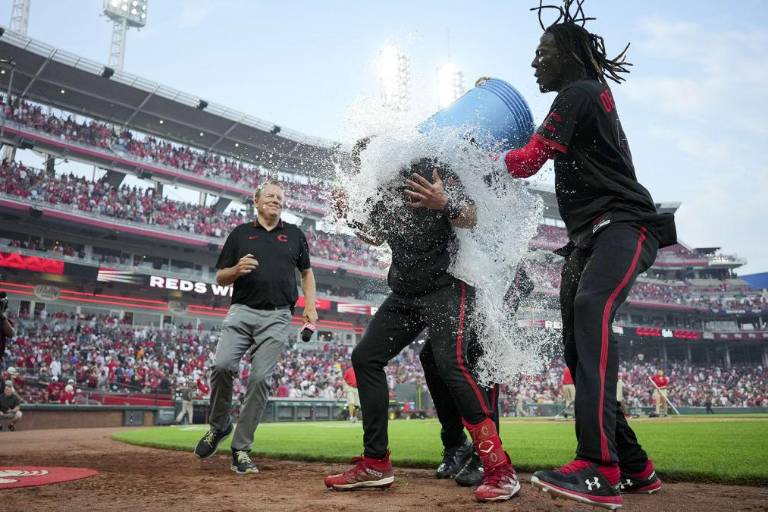Rojos dejan tendidos a Padres con HR de oro de Steer