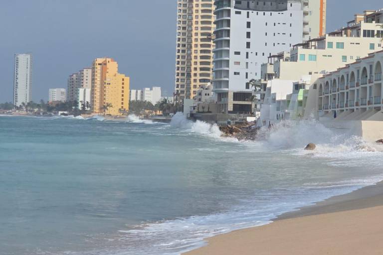 El Escuadrón de Salvamento Acuático mantiene vigilancia en las playas de Mazatlán ante el incremento en la intensidad del oleaje.