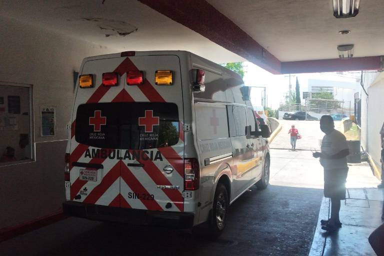 Menor es trasladado a un hospital luego de caer en alberca del Parque Culiacán 87