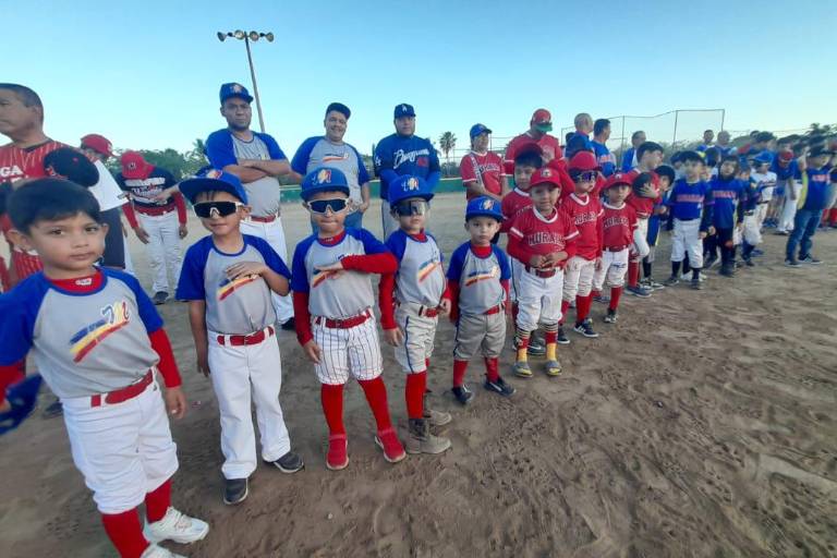 Peloteritos cantan el playbol en el Torneo Distrital