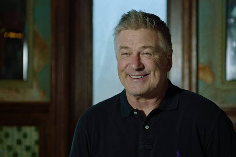 Reduce la fiscalía cargos contra Alec Baldwin por la muerte de Halyna Hutchins