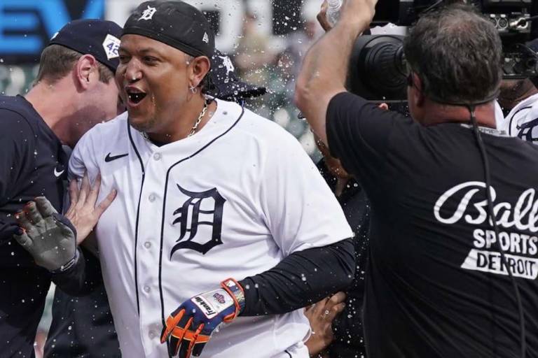 Tigres superan a Gigantes con hit de oro de Cabrera